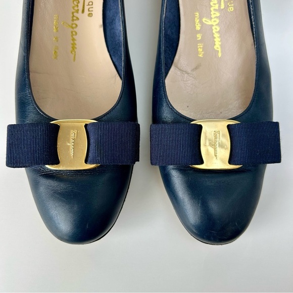 Ferragamo Vara Low Heel Bow Pumps Navy Blue Leather Size 7.5 A2 Narrow - Picture 7 of 10